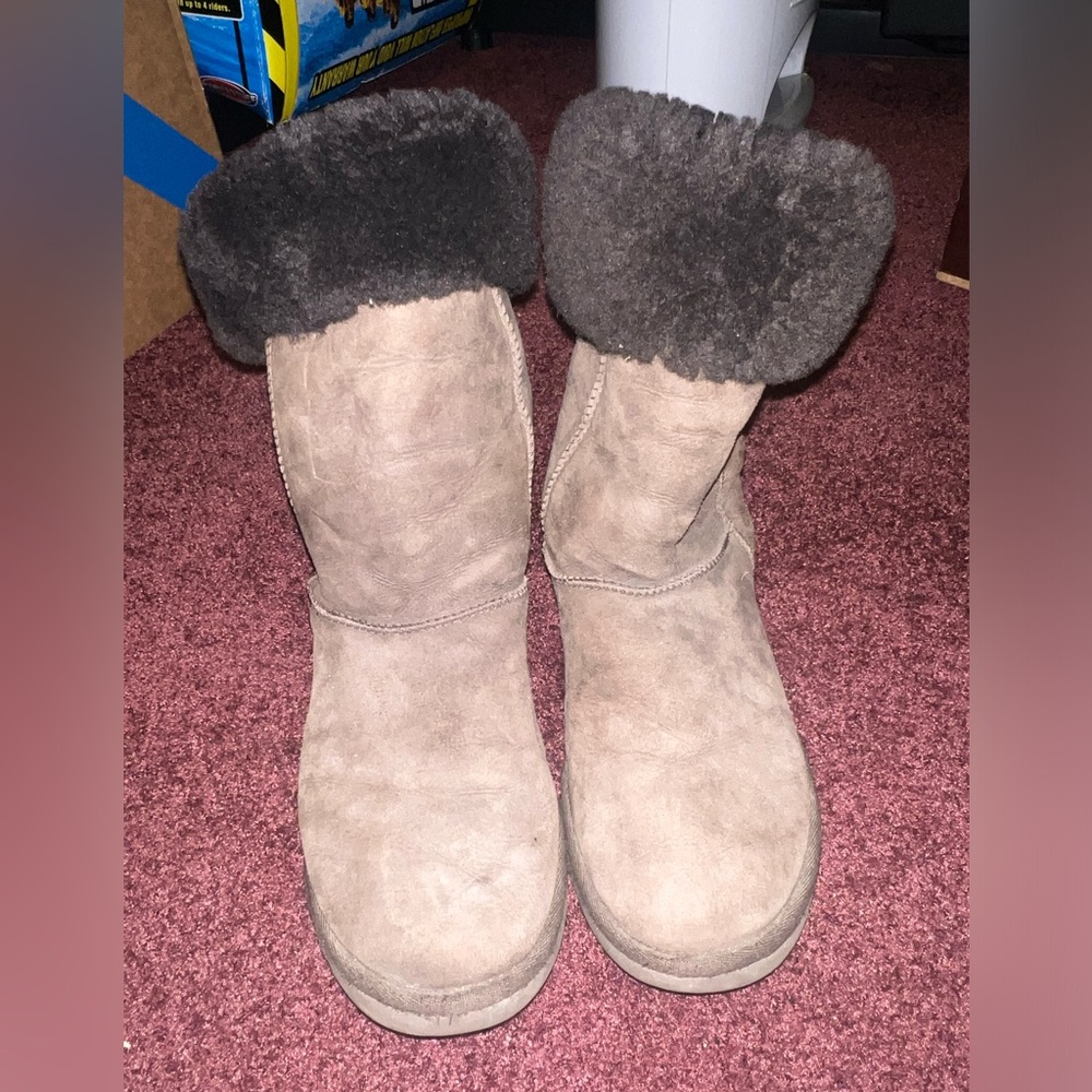 Women’s UGG size 8 Brown Shearling-Lined Boots. Winter boots - Picture 2 of 6